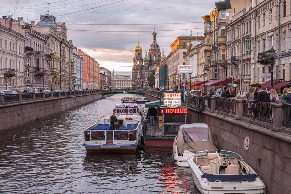 Boats  with tourists on the Griboyedov Canal, near the Savior on Griboyedov Canal — Stock Photo, Image