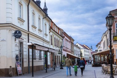 Eğer 'in merkezinde restoranları ve dükkanları olan bir sokak.