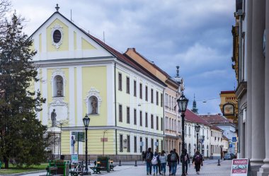 Eğer 'in merkezinde restoranları ve dükkanları olan bir sokak.