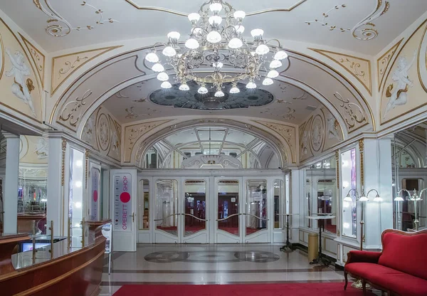 Главный вход в знаменитый театр оперетты в Будапеште, Венгрия — стоковое фото