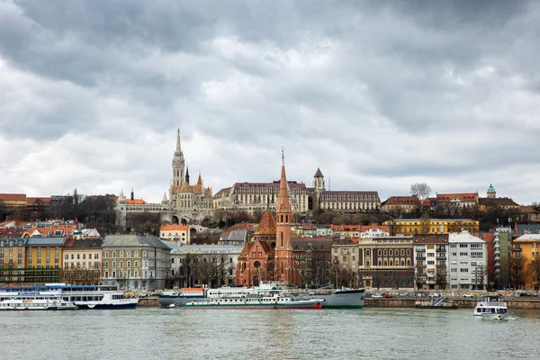 Budapest, vista del lado de Buda con el castillo de Buda, St. Matthias a — Foto de Stock