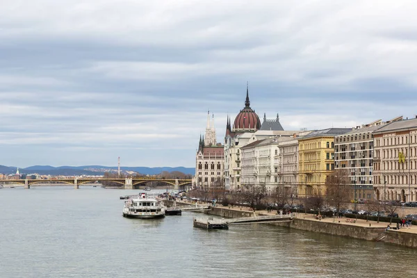 Paisaje de la ciudad de Budapest con el parlamento húngaro bu — Foto de Stock