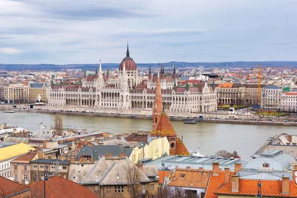 Paisaje de la ciudad de Budapest con el parlamento húngaro bu — Foto de Stock