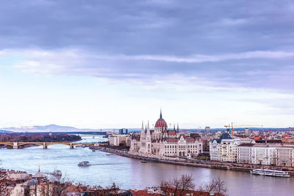 Ландшафтный вид на Будапешт с венгерским парламентом бу — стоковое фото