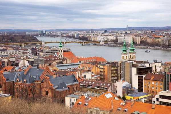 Vista panorámica de la ciudad de Budapest en el río Danubio — Foto de Stock
