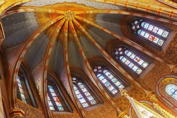 A l'intérieur de l'église Notre-Dame du Château de Buda (Eglise Matthias) à — Photo