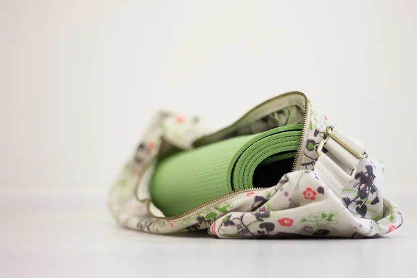 Зеленый коврик для йоги в сумке — стоковое фото