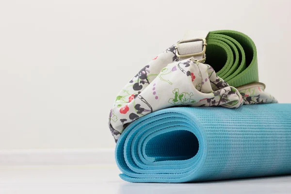 Blue yoga mat and green yoga mat in the bag — Stock Photo, Image