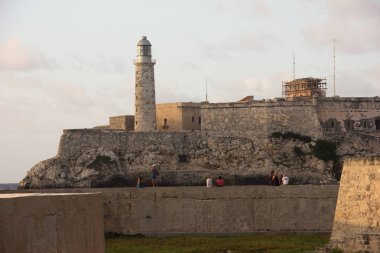 Havana'nın merkezinde okyanus üzerinde deniz feneri.