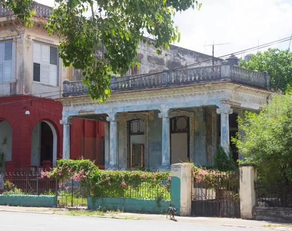 Retro červené a modré vily v Kubě — Stock fotografie