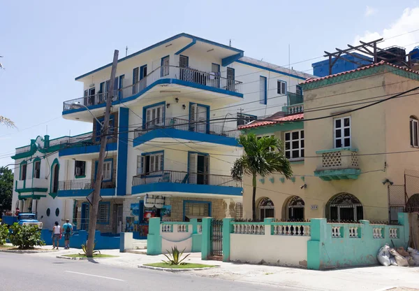 Villas rétro turquoise et bleue dans le quartier du Vedado — Photo