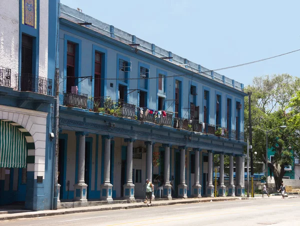 Retro modrý dům se sloupci v centru Havany. — Stock fotografie