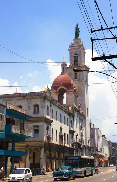 Retro huizen en kerk in het centrum van Havana. — Stockfoto