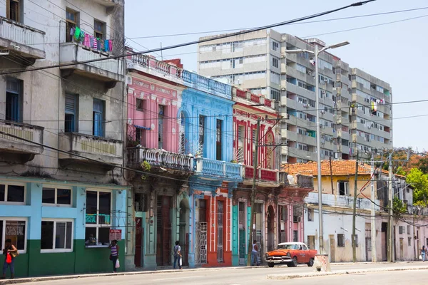 Maisons rétro bleues, roses, rouges, blanches avec colonnes au centre-ville — Photo