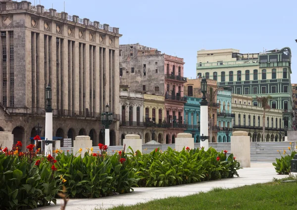 Известные красочные здания и театр в центре Гаваны — стоковое фото