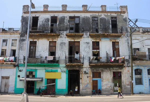 Bâtiment chaotique, pauvre et brisé au centre-ville de La Havane . — Photo
