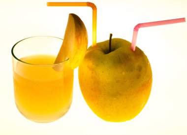 elma suyu cam ve saman ile