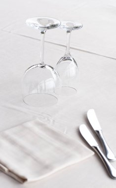 çatal bıçak ve çatal bıçak setleri ve gözlük bir keten masa örtüsü