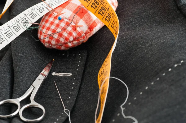Nézd, egy testre szabott öltöny a Tailor műtermében — Stock Fotó