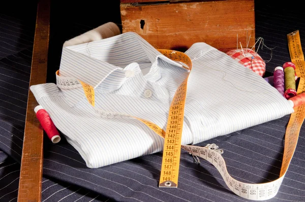 Blick auf einen maßgeschneiderten Anzug eines Schneiders in seinem Atelier — Stockfoto