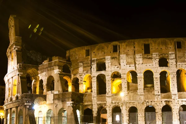 Римский Колизей ночью в Риме, Италия — стоковое фото