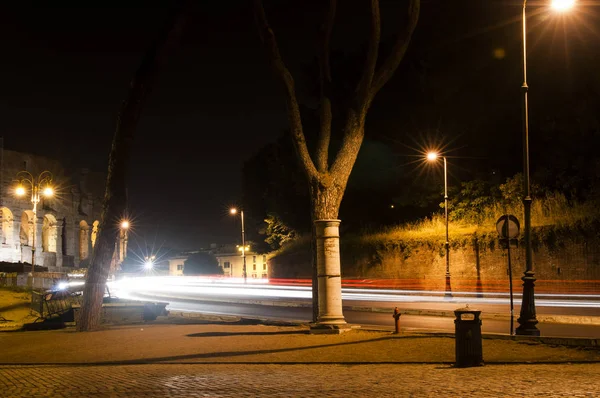 Römisches Kolosseum bei Nacht in Rom, Italien — Stockfoto