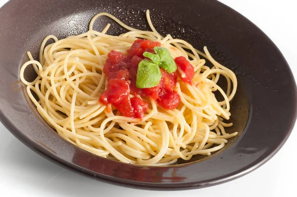 Spaghetti mit frischen Tomaten und Basilikum — Stockfoto