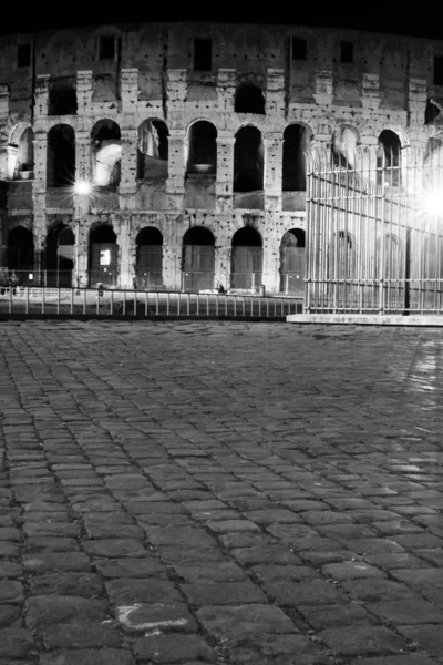 Colosseo Romano di notte a Roma — Foto Stock