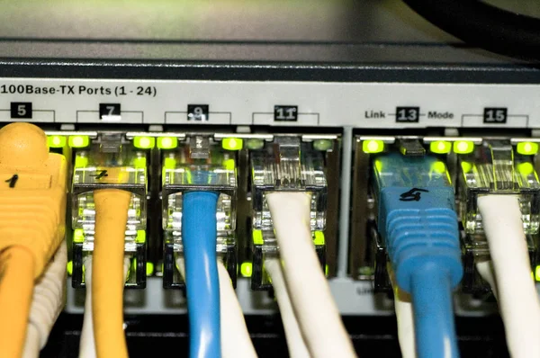 Сетевой Коммутатор Ethernet Кабелями Ethernet — стоковое фото