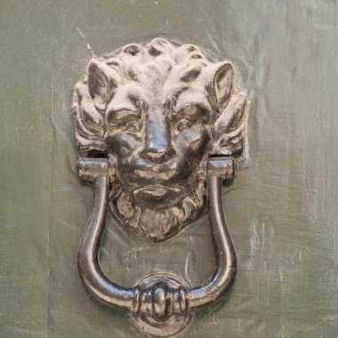 güzel detay aslan şeklindeki metal ve eski bir kapı boncuklu