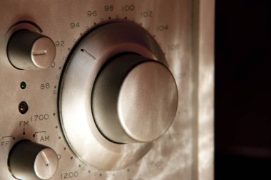 topuzu, favori radyo istasyonu el ile ayarlamak için. Radyo gümüş yakın çekim