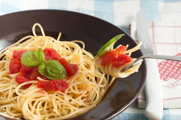 Espaguete com tomate fresco e manjericão — Fotografia de Stock