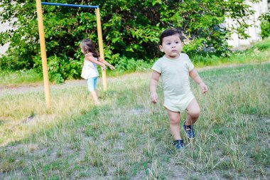 Üzgün küçük latin çocuk yürüyüş ve spor içinde belgili tanımlık geçmiş yapıyor küçük bir kız. 