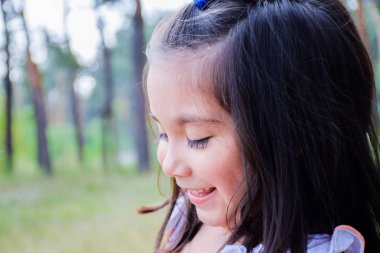 Latin çocuk yaz parkta gülüyor. 