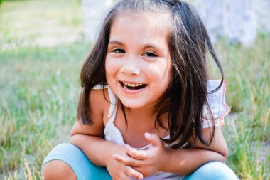 Latin çocuk yaz parkta gülüyor. 