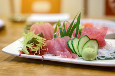 Ton balıklı sashimi seramik çanak üzerinde Wasabi ile