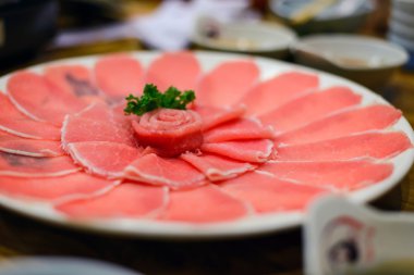 Taze domuz eti dilim shabu veya sukiyaki daire çanak - Japon gıda üzerinde