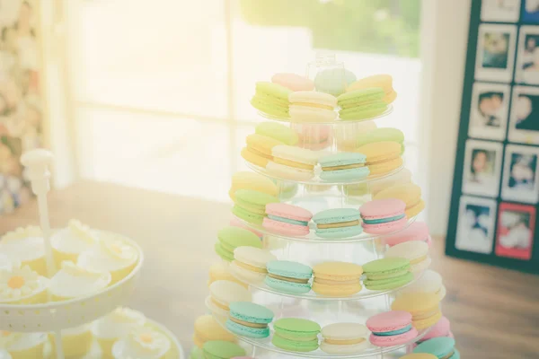 Colorful macarons on pyramid-shaped plastic stand at party — Stock Photo, Image