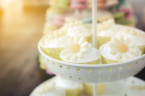 Cupcakes with flower decorated on stand at wedding party — Stock Photo, Image