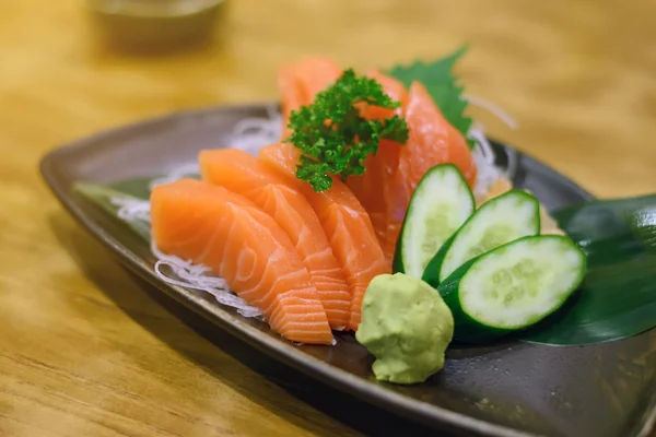 Sashimi au saumon avec Wasabi sur un plat de poterie — Photo