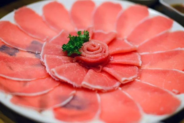 Tranche de porc fraîche pour shabu ou sukiyaki sur un plat circulaire - Nourriture japonaise — Photo