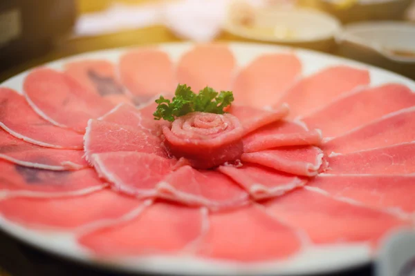 Trozo de cerdo fresco para shabu o sukiyaki en plato circular - Comida japonesa — Foto de Stock