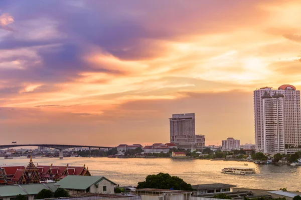 Panoráma z Bangkoku s řeky Chao Phraya v době večerní — Stock fotografie
