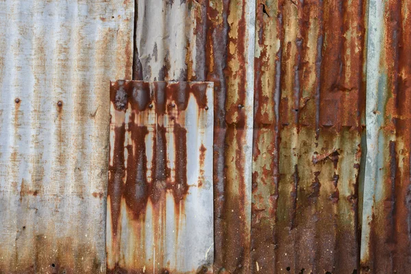 Oude roestige zinkmuur, roestige zinkschuurmuur — Stockfoto