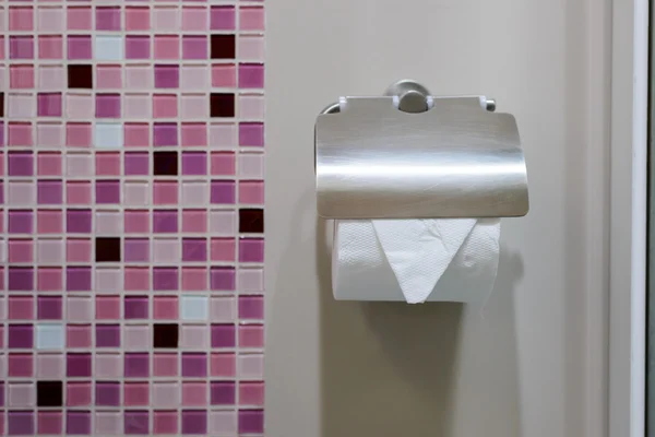 Rouleau de papier toilette sur mur carrelé dans les toilettes — Photo