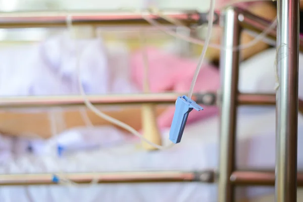 Concentrazione sul tasso di controllo flebo di soluzione salina per il paziente — Foto Stock