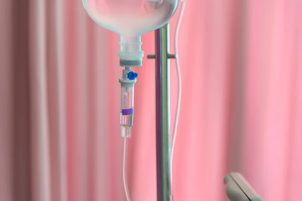 Закрыть IV солевой раствор капельницы для пациента в больнице — стоковое фото