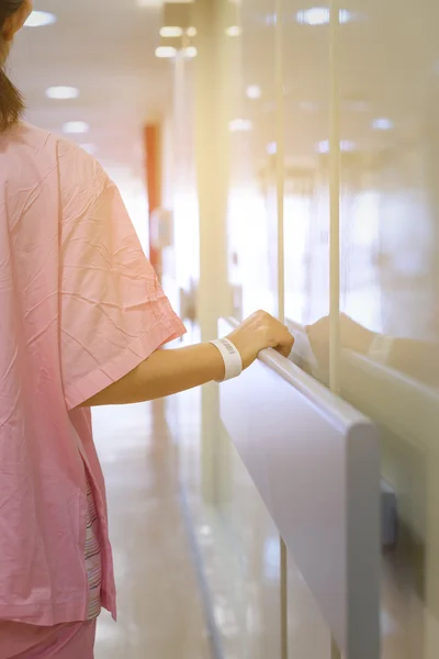 Kvinnor patientens hand innehav till ledstång på sjukhus — Stockfoto