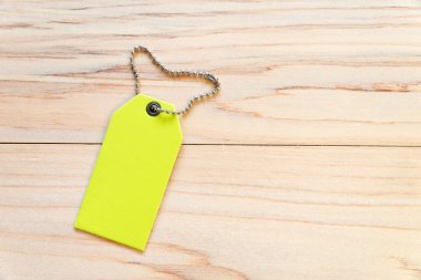 Boş etiket (tag) kopya alanı ormanlık zemin üzerine.