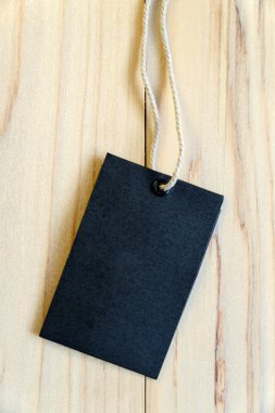 Ormanlık arka plan üzerinde boş etiket (tag).